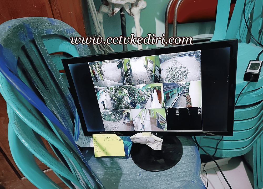 <p>CCTV ini akan sangat bermanfaat bagi semua orang, pengguna kamera ini dapat anda tempatkan seperti di bandara, mall, supermarket, sekolah, tempat usaha, bank hingga rumah. Karena dengan adanya kamera pengintai ini akan mencegah dan akan memberikan keamanan selama 24 jam nonstop, dengan harga murah bisa anda dapatkan lebih dari satu kamera.</p>